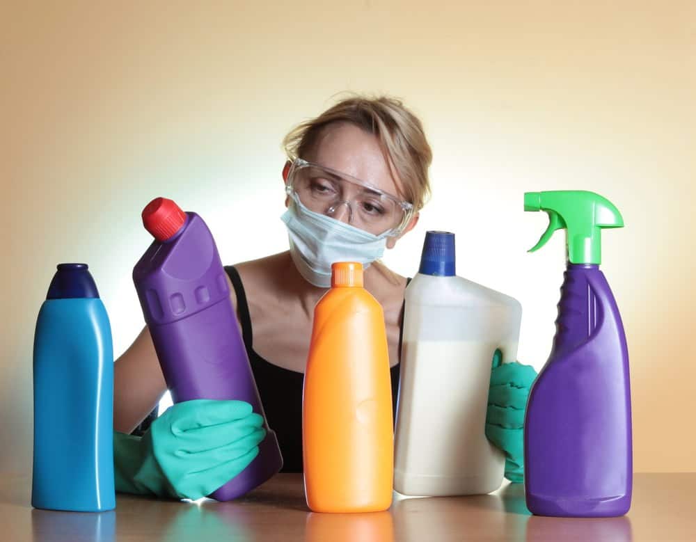 Os Perigos de Usar Produtos Químicos para Desentupir Canos.